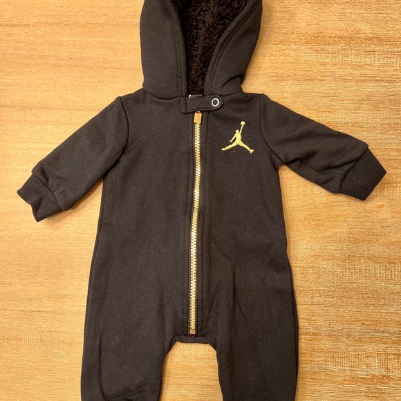 Air Jordan Hooded Outerwear Suit For Baby (3-Months) - Picture 4 of 4